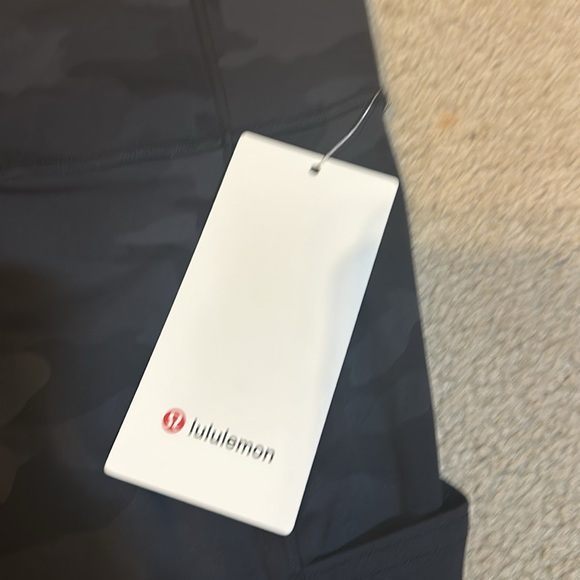 NWT Lululemon Fast & Free High Rise 25” Legging; Black/Grey Camo, size 20 - Picture 4 of 5